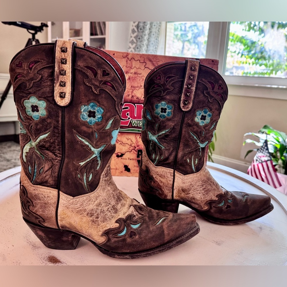 Laredo Western brown Cowgirl Boots with cute cutout designs 8.5
